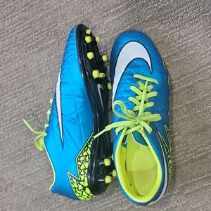 Soccer shoes